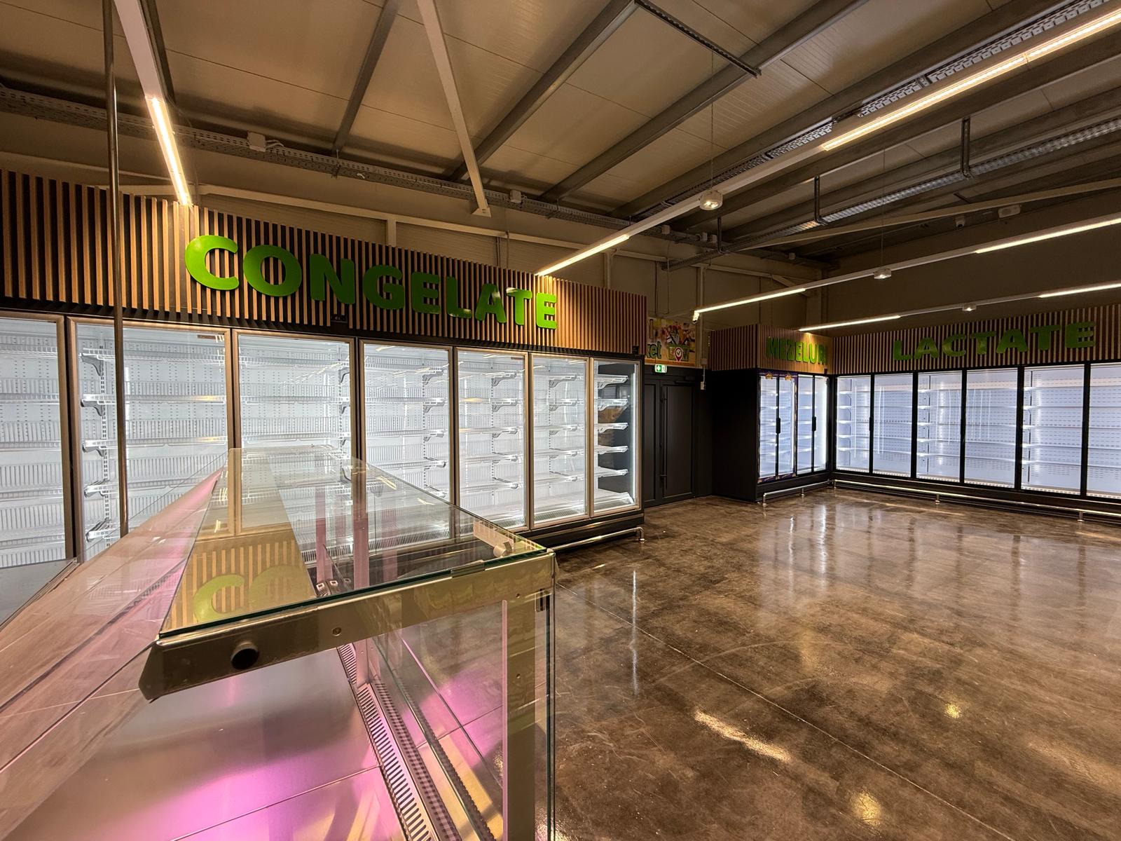 Vitrine frigorifice verticale pastrare produse refrigetate si congelate