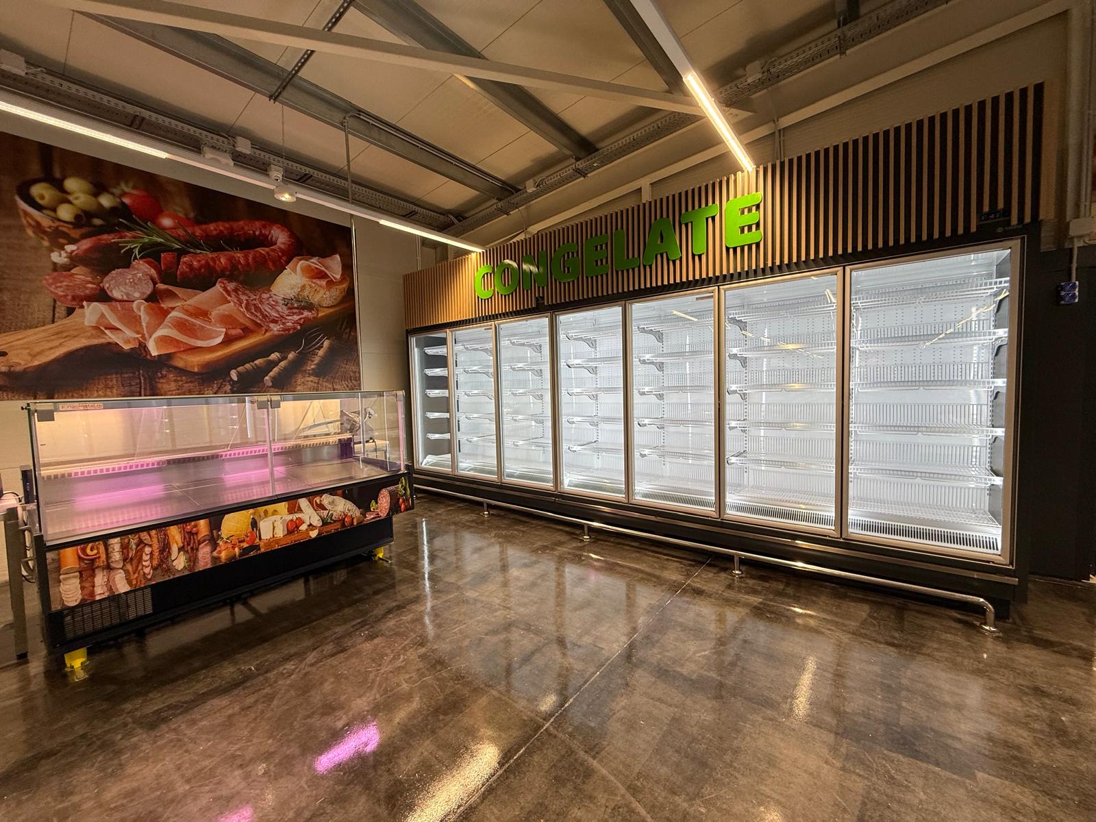 Vitrine frigorifice verticale pastrare produse refrigetate si congelate